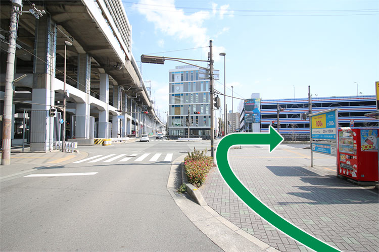 南駅前町北の交差点を右折してください。