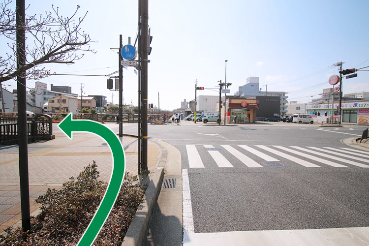 南駅前町東の交差点を左折してください。