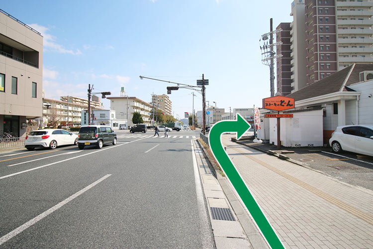 姫路駅南交番前を右折してください。